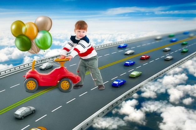 Foto niño sonriente juega con coche de juguete