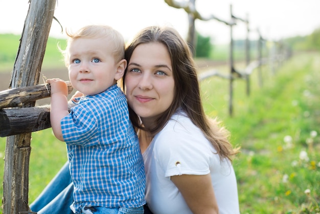 Niño sonriente, con, madre