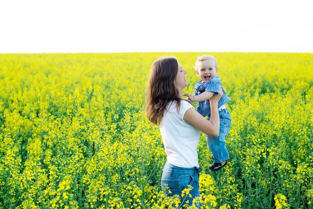 Niño sonriente, con, madre