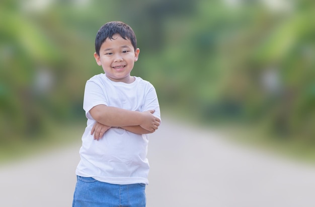 Niño sonriente niño con trazado de recorte sobre fondo borroso