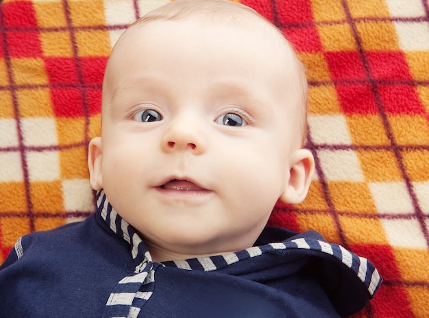 Niño sonriente con ojos azules