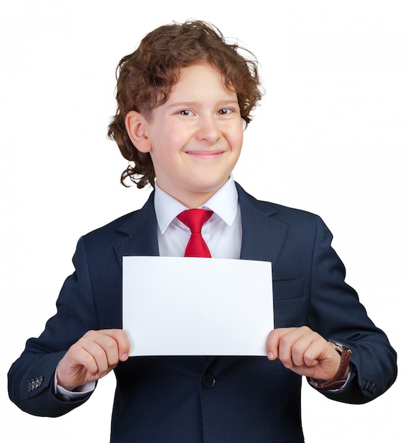 Niño sonriente con papel en blanco