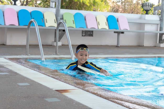 Foto niño sonriente en la piscina
