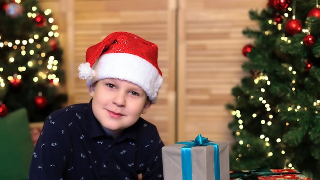 Un niño sonriente con un regalo de Navidad Fiestas navideñas y eventos Banner