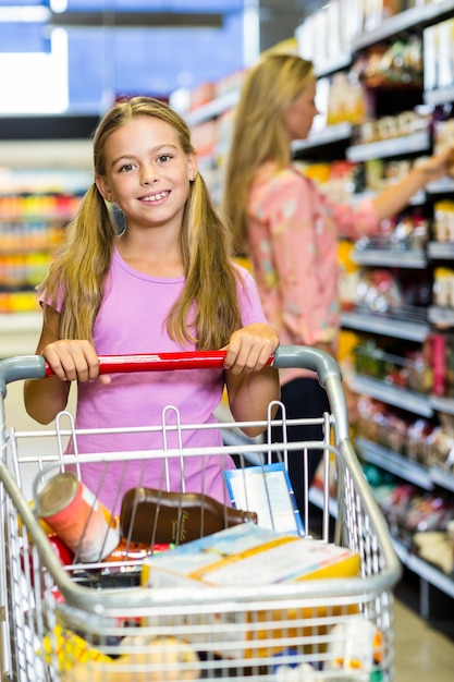 Niño sonriente en el supermercado