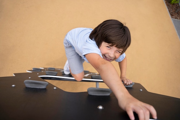 Niño sonriente de tiro completo subiendo escalera