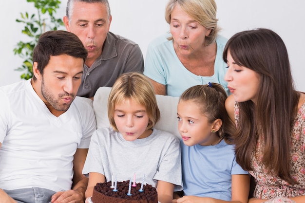 Niño soplando velas de cumpleaños