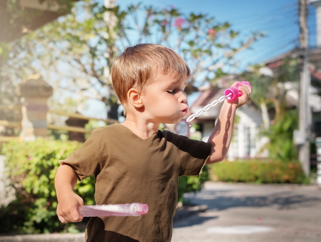 Niño, soplar pompas de jabón