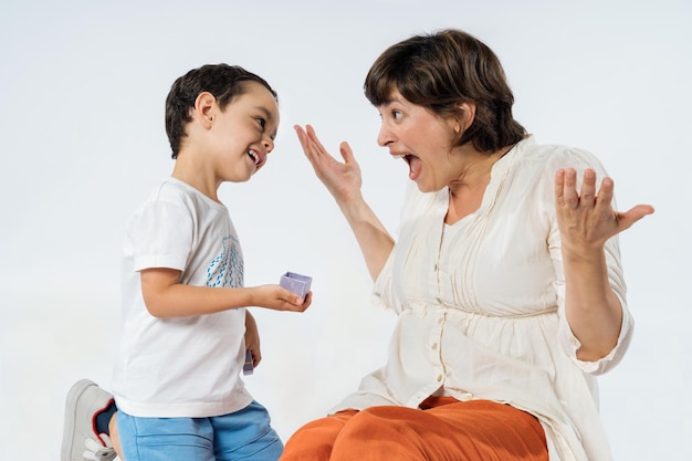 Un niño sorprende a su madre con un regalo.