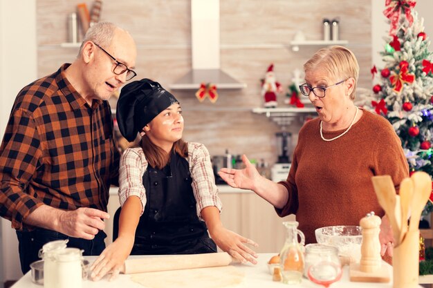 Niño sorprendente abuelo el día de Navidad