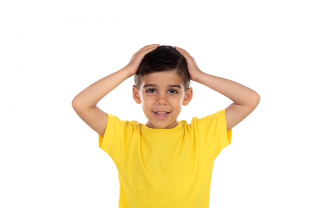 Niño sorprendido con camiseta amarilla.