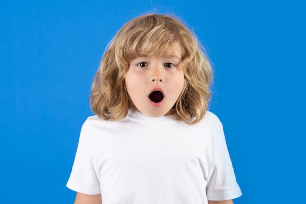 Niño sorprendido en el estudio de fondo aislado cara sorprendida emociones emocionadas de shock infantil omg y