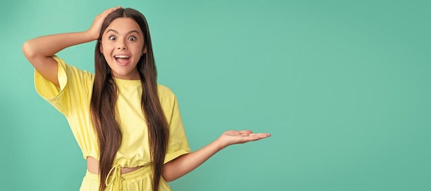 Niño sorprendido presentando producto con espacio de copia belleza y moda Cara de niño cartel horizontal adolescente niña retrato banner con espacio de copia