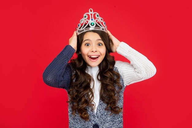 Niño sorprendido en reina corona princesa en tiara retrato de orgullosa niña adolescente usar diadema