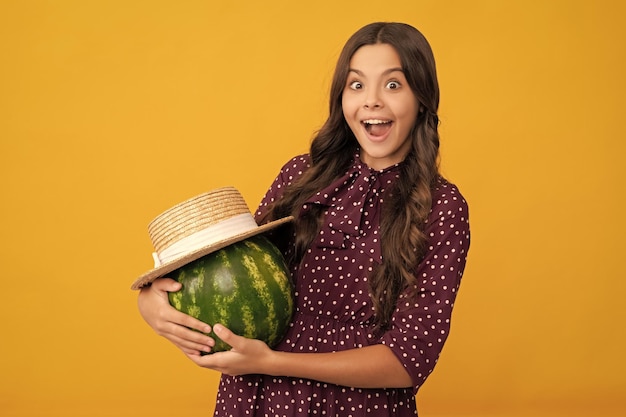 Niño sorprendido sostenga sandía sandía en sombrero de paja de verano niño con fruta