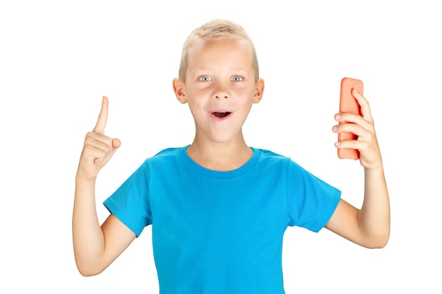 Niño sorprendido con teléfono inteligente