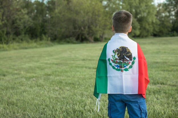 Niño sosteniendo la bandera de México 16 de septiembre Día de la Independencia de México