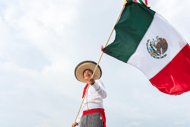 Niño sosteniendo la bandera de México