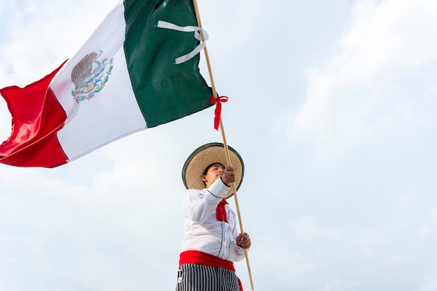 Niño sosteniendo la bandera de México