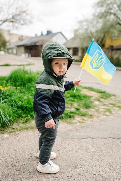 Niño sosteniendo la bandera ucraniana pidiendo paz niños contra la guerra niños en peligro dejen de pelear Símbolo nacional de libertad e independencia Esperanza y fe Apoyo para Ucrania No hay guerra