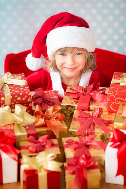 Niño sosteniendo cajas de regalo de Navidad. Concepto de vacaciones de Navidad