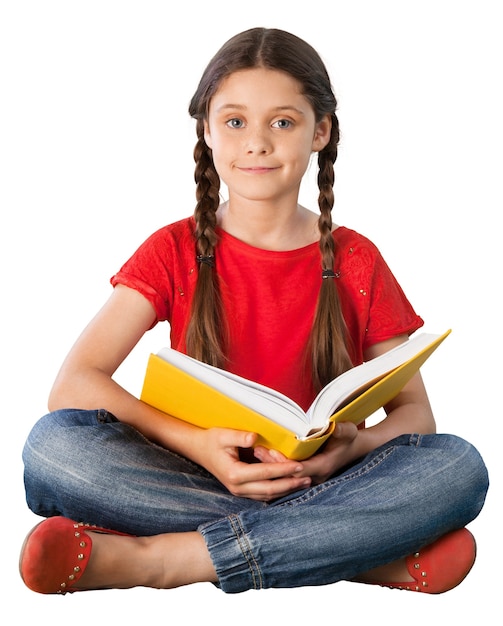 Niño sosteniendo un cuaderno de bocetos sobre fondo blanco.