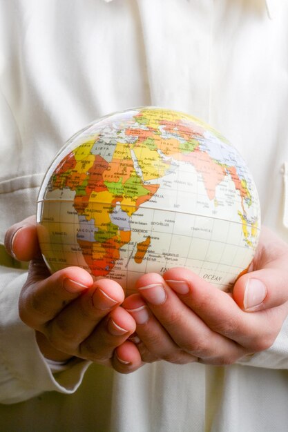 Foto niño sosteniendo un globo en la mano