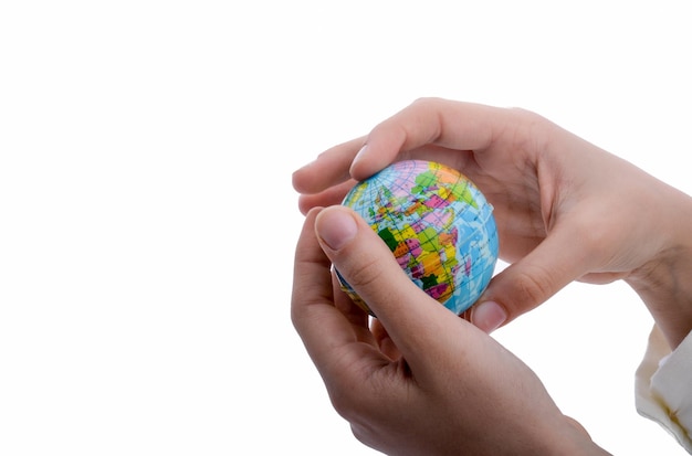 Foto niño sosteniendo un globo