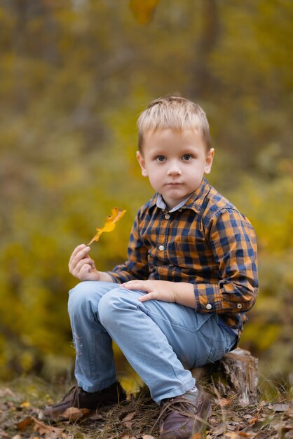 Niño sosteniendo una hoja de roble en sus manos