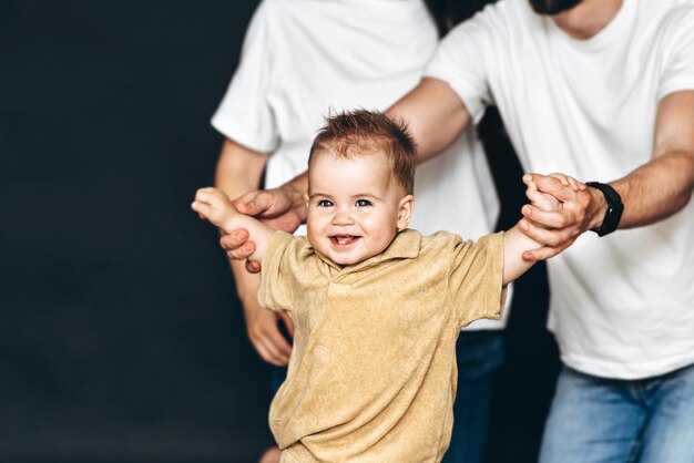 Niño sosteniendo las manos de su padre