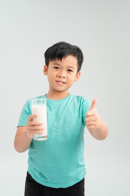 Niño sosteniendo un vaso de leche