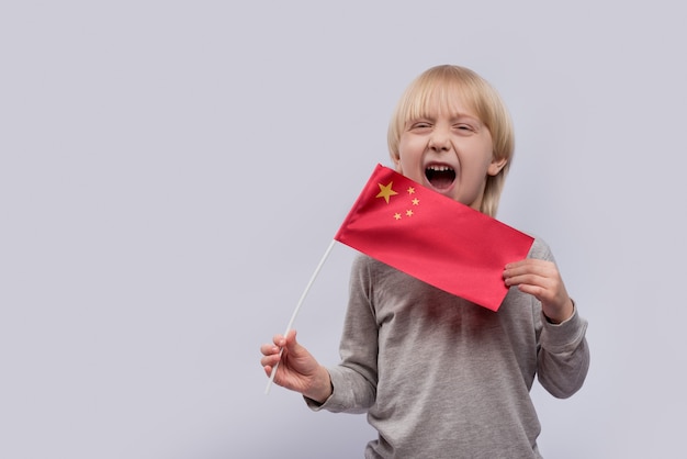 Niño sostiene la bandera de China