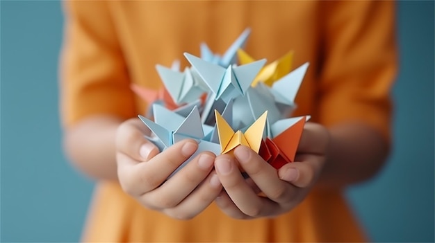 Un niño sostiene un colorido origami origami.