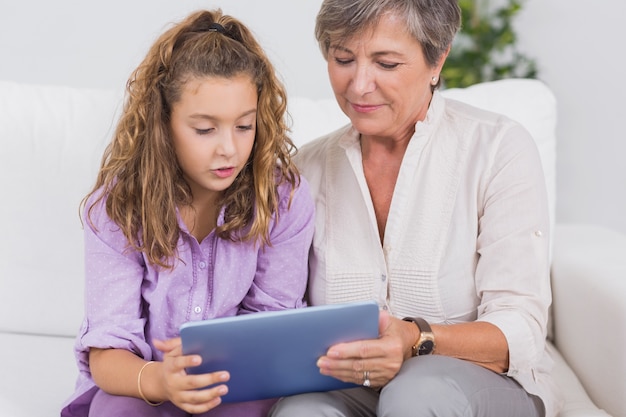 Niño y su abuela con tablet pc