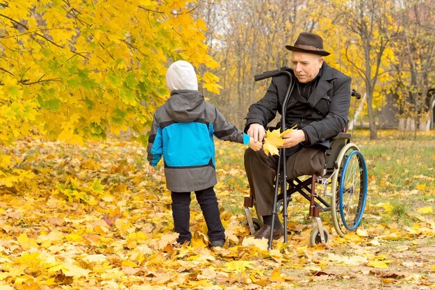 Niño con su abuelo discapacitado