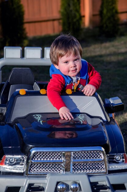 Un niño y su camión eléctrico ofrecen un paseo