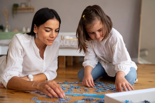 Foto niño con su mamá jugando un acertijo