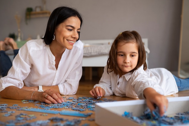 Niño con su mamá jugando un acertijo