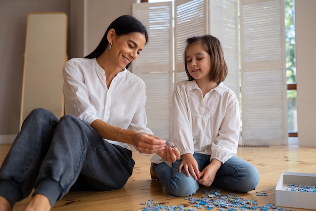 Foto niño con su mamá jugando un acertijo