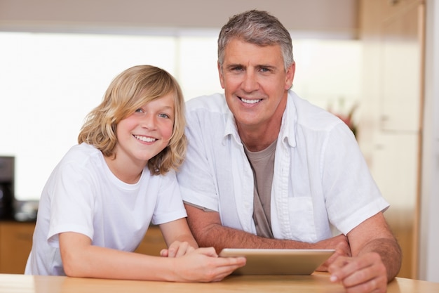 Niño y su padre usando tableta