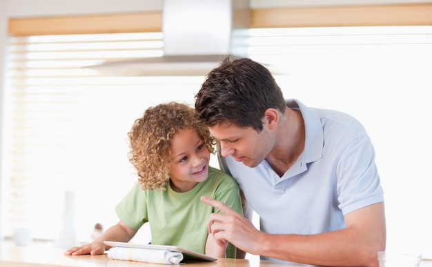 Niño y su padre usando una tableta