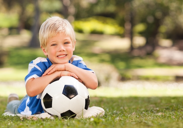 Niño con su pelota en el parque