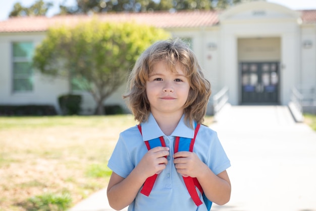 Niño en su primer día en la escuela americana. Inicio de lecciones.