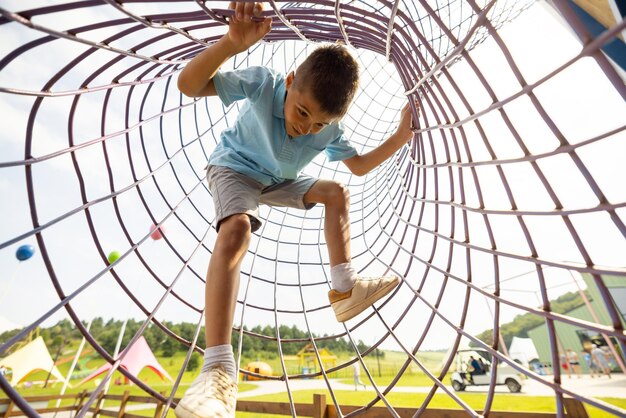 Foto niño sube a las redes en el parque de atracciones