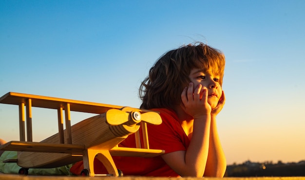 Niño sueña con piloto aviador con avión sueña con viajar en verano en el cielo azul