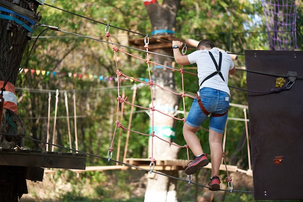 Un niño supera un obstáculo en un parque de diversiones