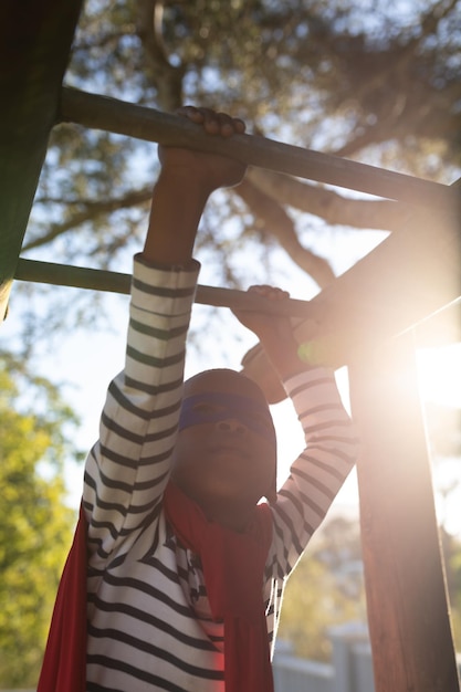 Niño superhéroe en el jardín