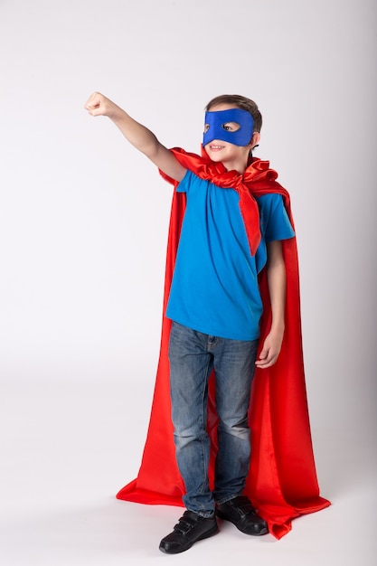 Foto el niño de superman levantó la mano, fingió volar