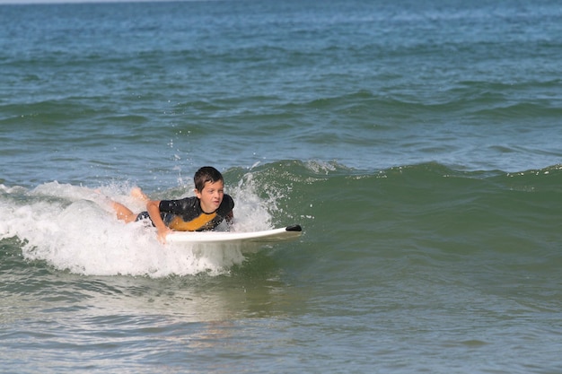 Niño surfista surfeando olas