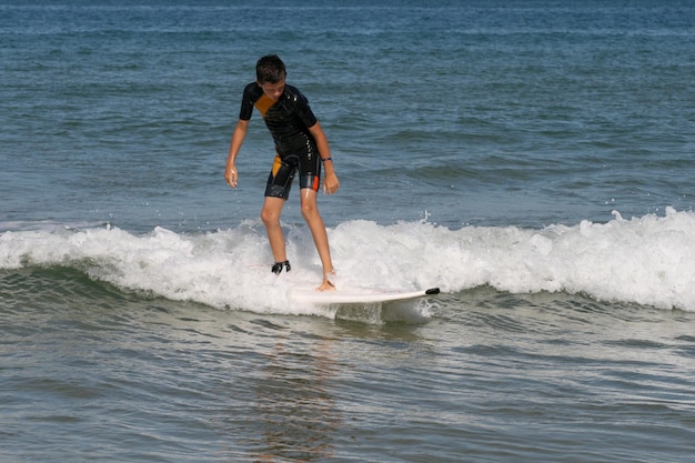 Niño surfista surfeando olas